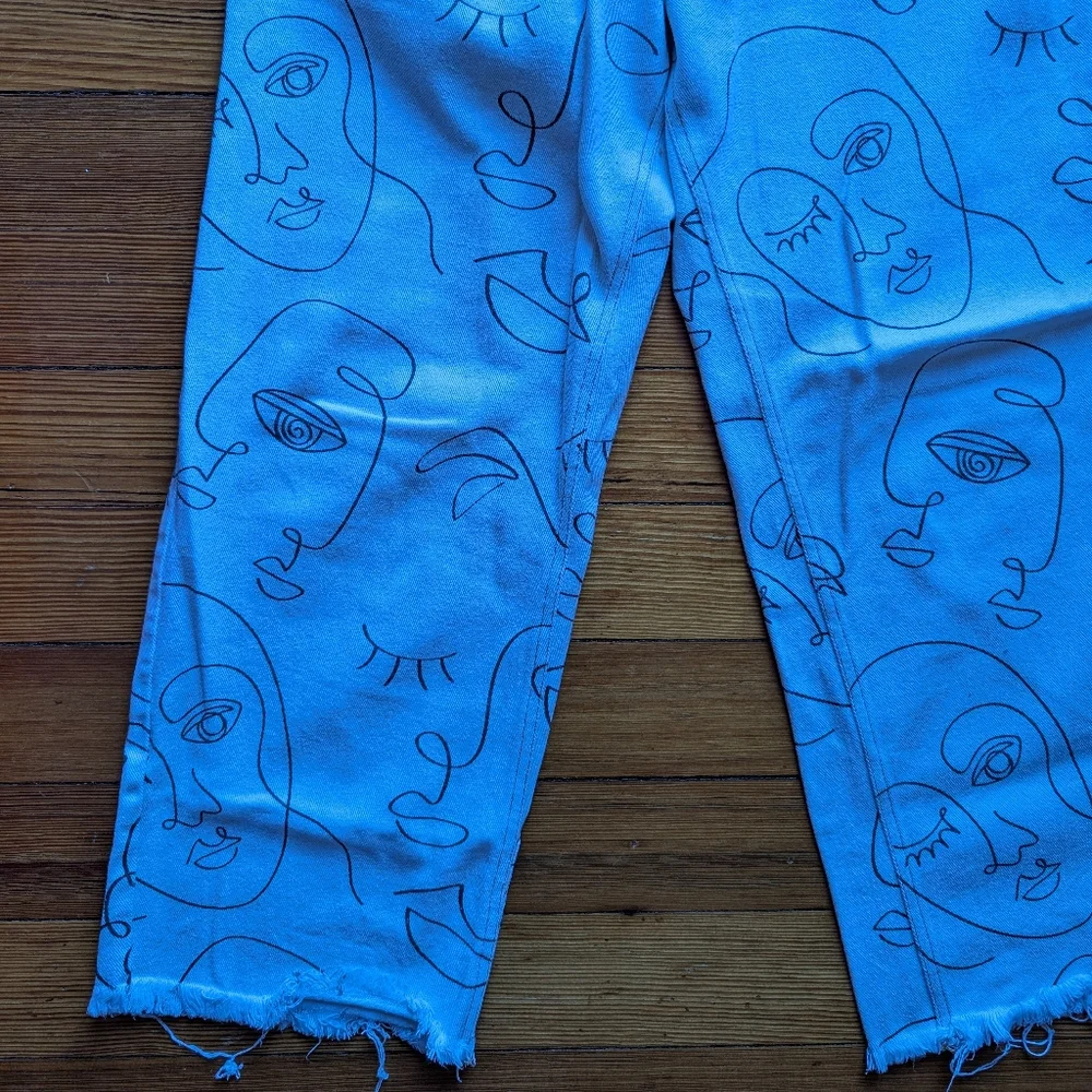 Abstract Face Print White Jeans - Picture 4 of 12